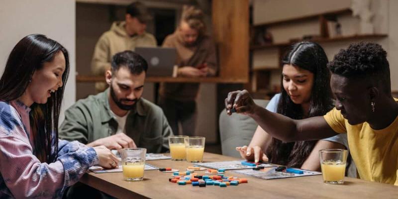 Imagen de un grupo de amigos jugando a un juego de mesa/Diario de Sevilla Los juegos de mes aumentan entre el público adulto