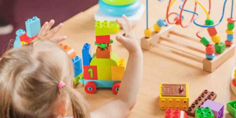 Los psicólogos recomiendan juguetes sencillos para promover la imaginación de los niños