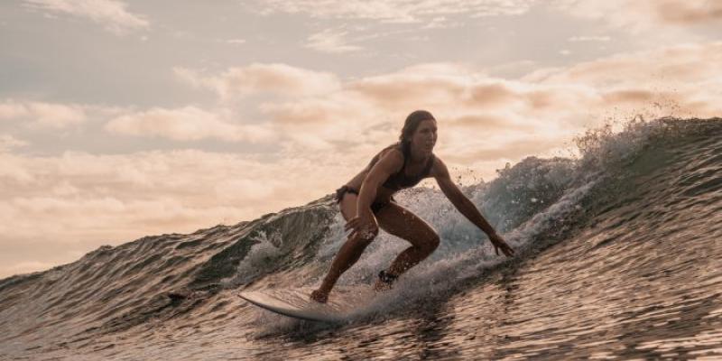 Mujer haciendo surf - Foto: Envato Elements Mujer haciendo surf