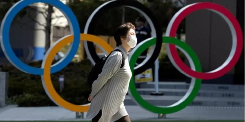 Juegos Olímpicos siguen en peligro por la pandemia. Athit Perawongmetha. Foto de Reuters. Juegos Olímpicos: Una mujer con mascarilla pasa frente a los anillos olímpicos en el Museo Olímpico de Japón, en Tokio, el 13 de marzo de 2020