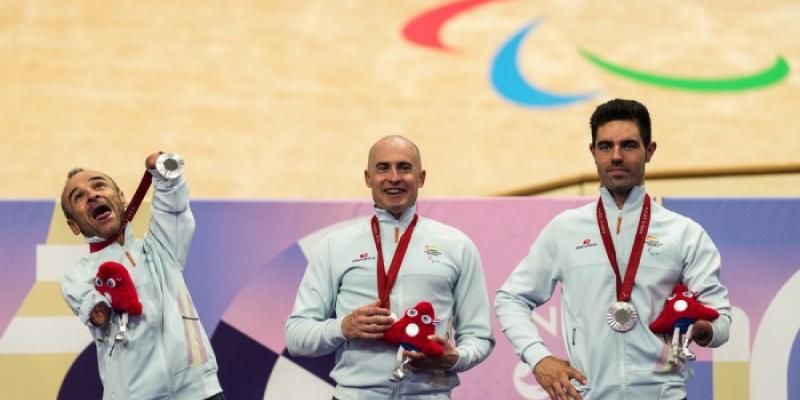 España consigue plata en los Juegos Paralímpicos | Foto de CPE Ricardo Ten, Pablo Jaramillo y Alfonso Cabello (de izquierda a derecha), en el podio tras recibir la plata en la velocidad por equipos de París 2024