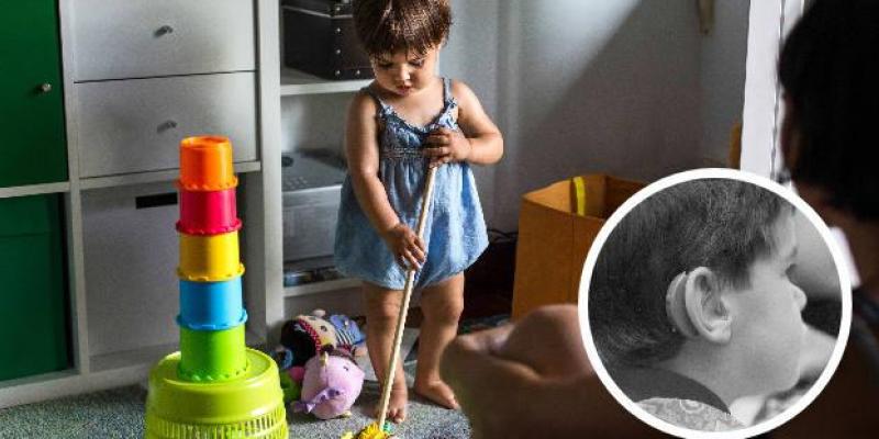 Fiapas advierte de que algunos juguetes sonoros y electrónicos, usados de forma inadecuada, dañan la audición Una niña jugando. A la derecha, un niño pequeño con un audífono. / EL NORTE