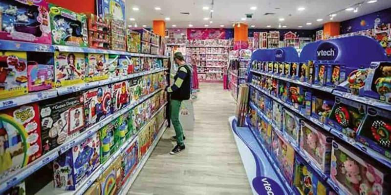 Imagen de un pasillo de supermercado de juguetes/El Correo Gallego Los comercios lanzan ofertas en los juguetes de Navidad