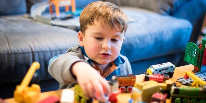 Los niños se cansan enseguida de los juguetes Un niño jugando con sus juguetes. Foto de Pixabay