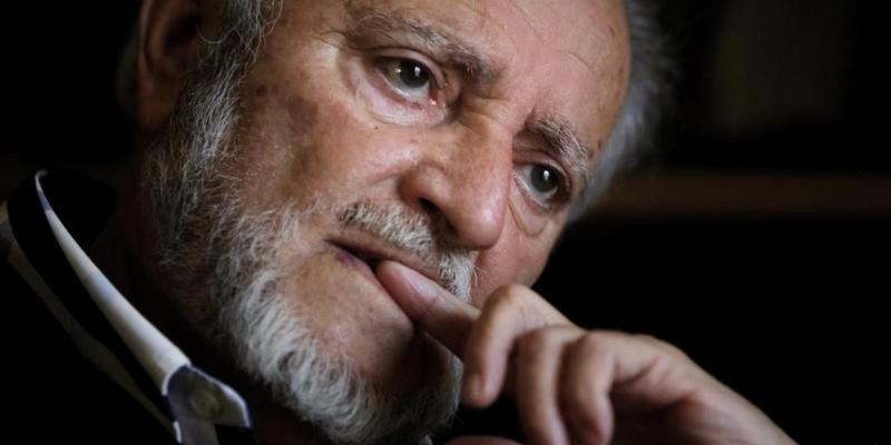 Retrato de Julio Anguita, excoordinador federal de Izquierda Unida durante una entrevista en Córdoba. / JOSE LUIS ROCA