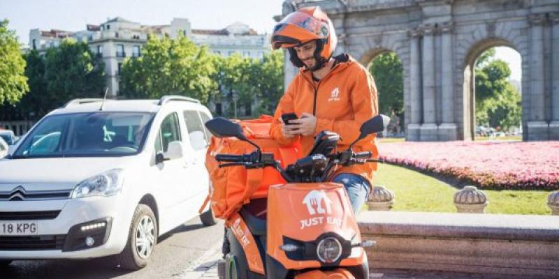 Just Eat se queja por la competencia de delivery que tiene en España Just Eat y su servicio delivery y un rider de la compañía