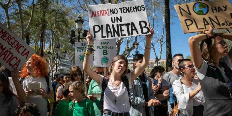 Imagen de una manifestación de jóvenes contra el cambio climático/The Objective Los jóvenes aún no son conscientes del cambio climático