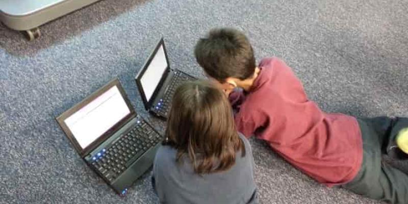 Imagen de dos niños/InfoComputer Aplicaciones y programas más demandadas entre los niños