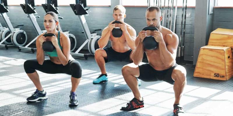 Imagen de personas entrenando con pesas rusas/Sportlife Las ventajas de entrenar con las kettlebells