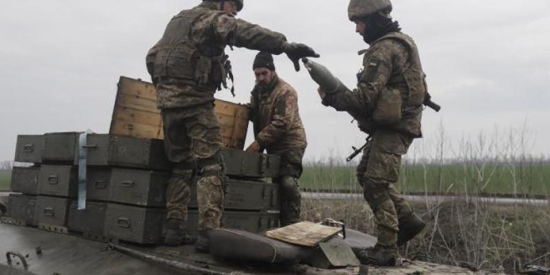 Militares ucranianos toman posiciones en una zona entre Luhansk y Donetsk.