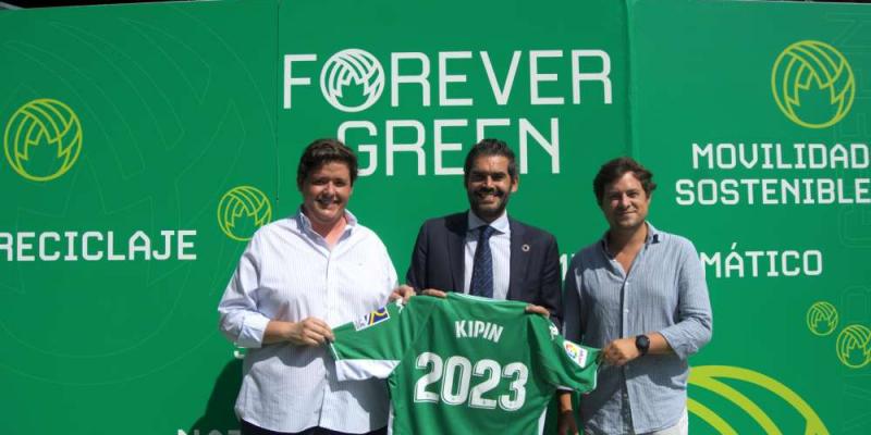 Forever Green En la foto, de izquierda a derecha: Javier García, CEO de Kipin Energy, Rafael Muela, gerente de la Fundación Real Betis Balompié y Guillermo García-Baragaño, Director General Kipin Energy