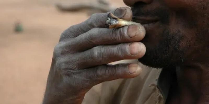 Kush Un africano consumiendo kush, la droga en auge en el país