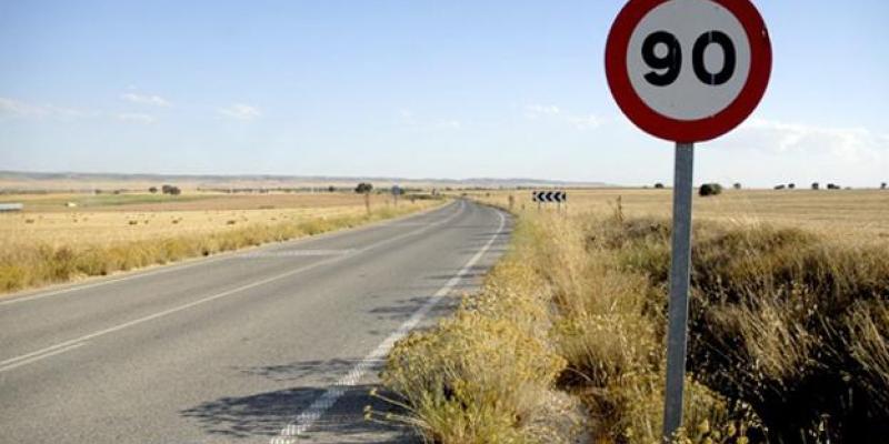 Una carretera convencional en un tramo limitado a 90 km/h de velocidad máxima.