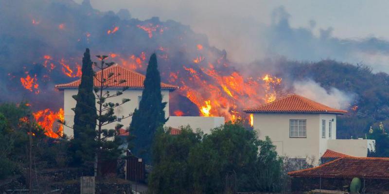 Imagen de una casa en llamas durante la erupción del Cumbre Vieja La erupción del Cumbre Vieja causó numerosos daños materiales/El Comercio Perú