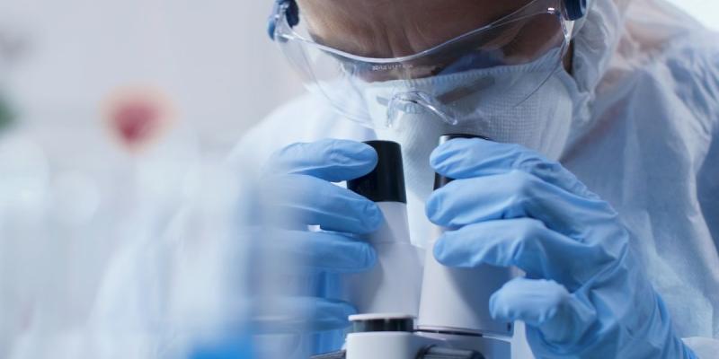 Contaminantes de los laboratorios clínicos Persona trabajando en laboratorios clínicos