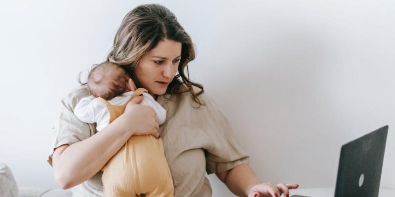 Imagen de una madre con su hijo mientras trabaja/Escucha Madrid Los pediatras advierten de la importancia de la lactancia en madres trabajadoras