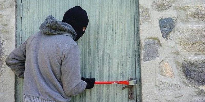 Imagen de Pixabay Ladrón intentando entrar en una vivienda