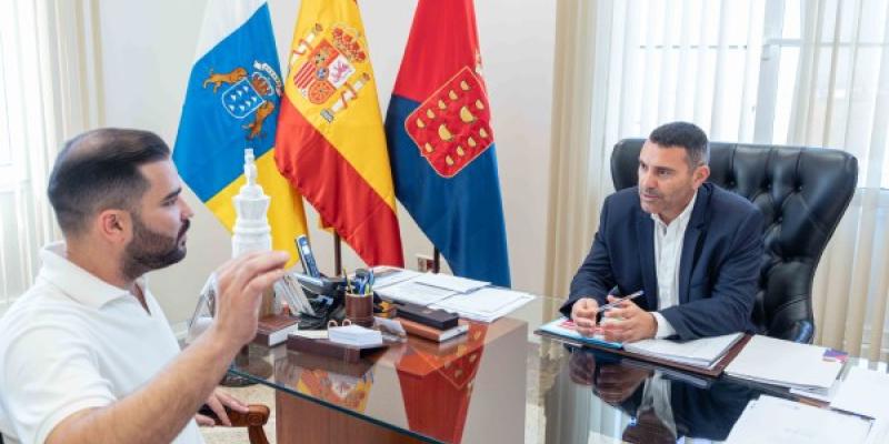 El consejero Jesús Machín con el presidente de Lanzarote - Foto: Ayuntamiento de Lanzarote El consejero Jesús Machín con el presidente de Lanzarote