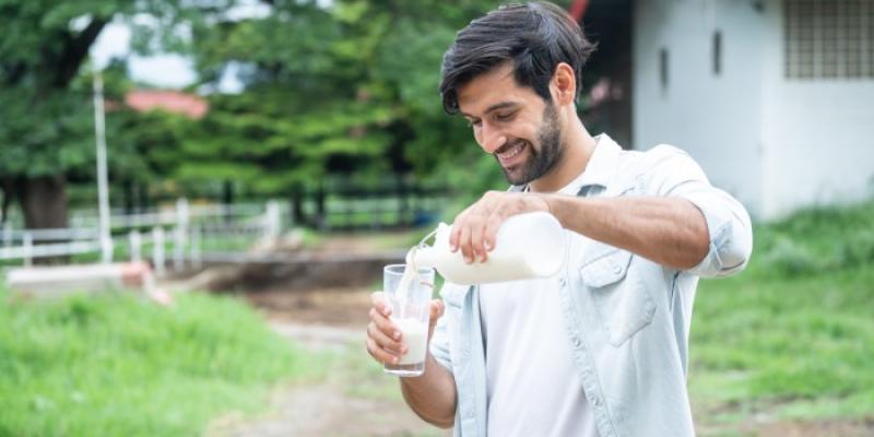 Hombre bebiendo leche - Foto: Envato Elements Hombre bebiendo leche