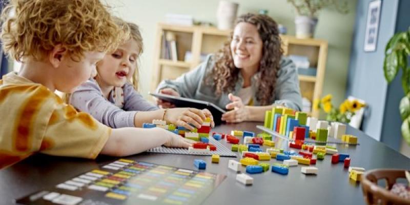 Niños jugando con piezas de Lego 