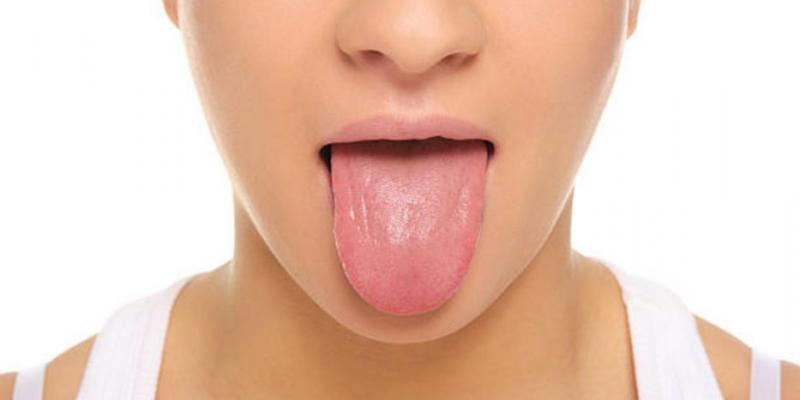 Chica sacando la lengua / Pixabay