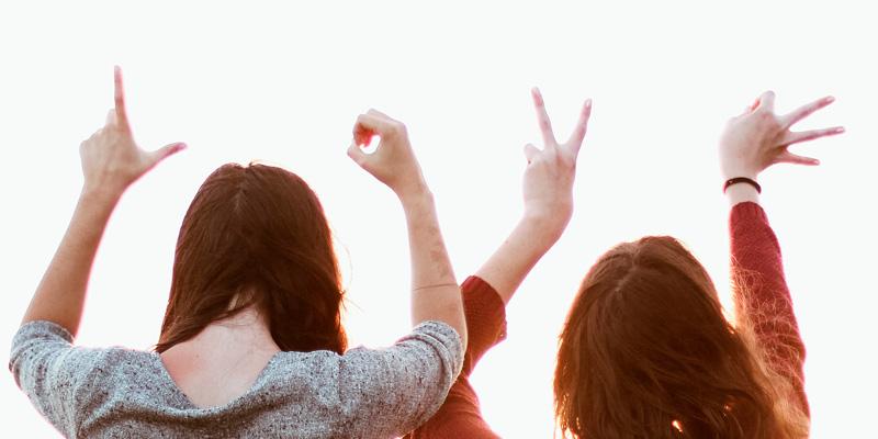 @sincerelymedia en Unsplash Las familias reclaman que sus hijos aprendan lengua de signos