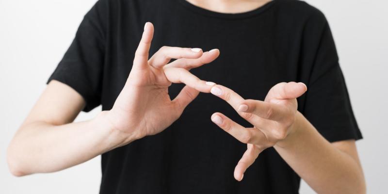 Mujer comunicándose en Lengua de Signos 