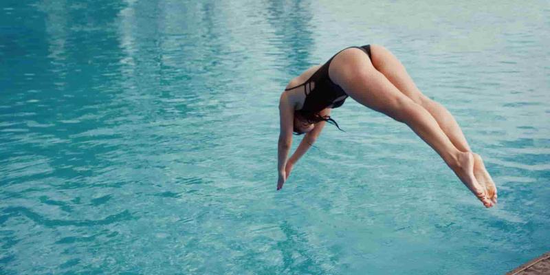 Imagen de una chica tirándose al agua/Lentiamo Lentillas y verano