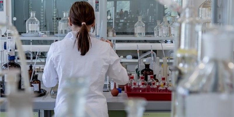Laboratorio de investigación médica - Pixabay Una investigadora prepara muestras en el laboratorio