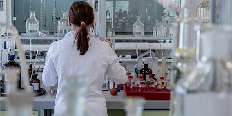 Una investigadora prepara muestras en el laboratorio