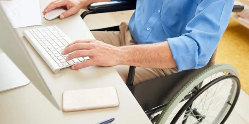 Una nueva ley hará obligará a los autónomos a cambiar sus web si venden online productos o servicios. / Pixabay Persona con discapacidad utilizando un ordenador portátil