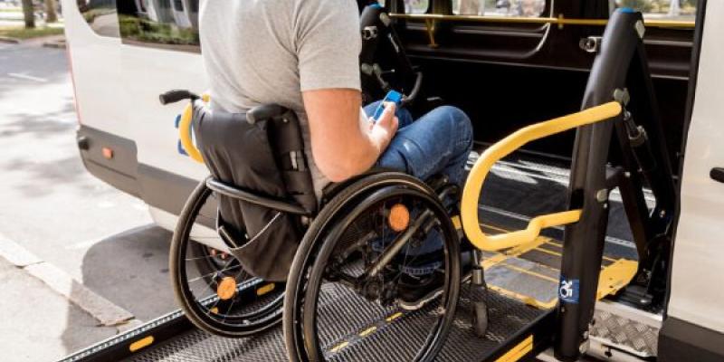 La movilidad accesible: por unas ciudades sin barreras / Archivo Persona con movilidad reducida entrando en un autobús