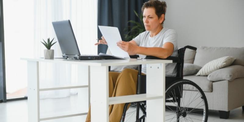 Ley europea de accesibilidad - Foto: E&J Mujer en silla de ruedas