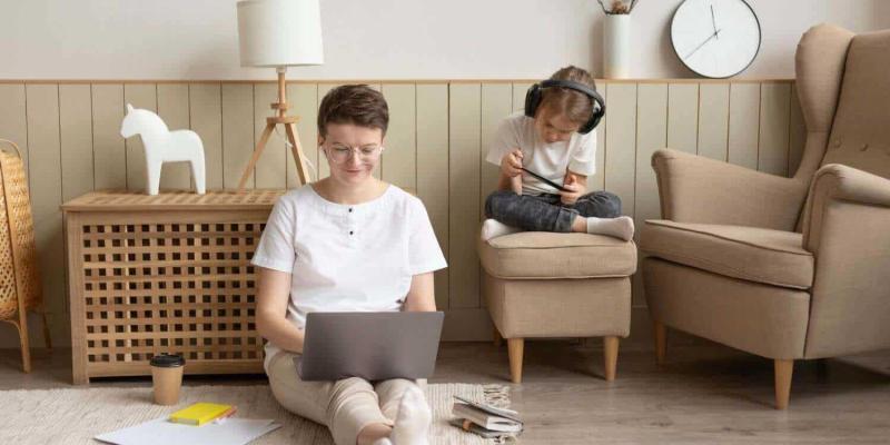 Imagen de una madre con su hijo/Grupo IOE Los nuevos cambios de la Ley de familias