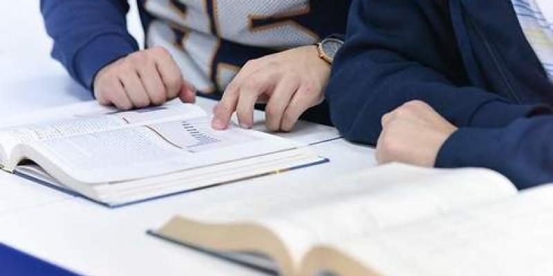 El sistema educativo anterior impedía a los estudiantes brillar, por lo que el nuevo rompe con todas las barreras Personas con libros/El Economista