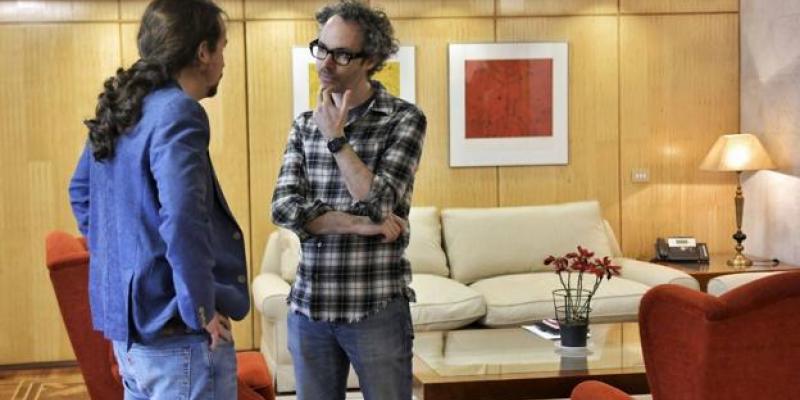 Ley Rhodes, Pablo Iglesias y el músico James Rhodes que da nombre a la nueva ley El pianista y activista James Rhodes dialoga con Pablo Iglesias. / EP