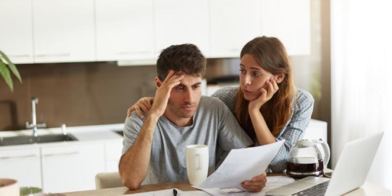 Imagen de una pareja con facturas económicas La Ley de Segunda Oportunidad para ahorrar