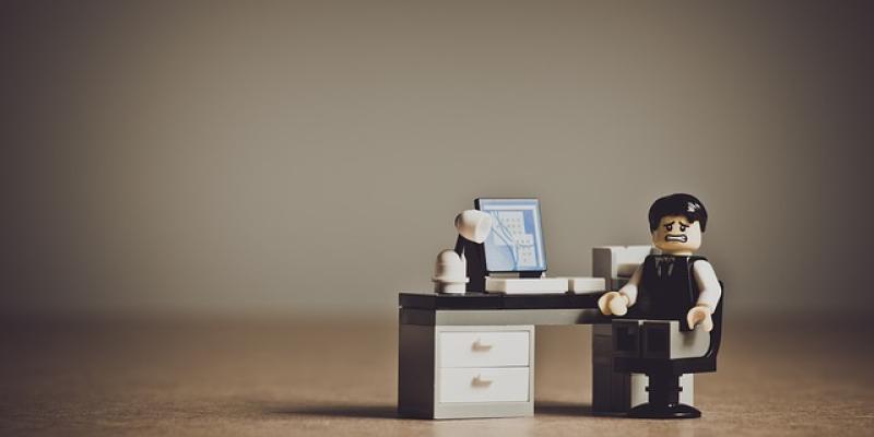 Ley de la Silla / Pixabay Muñeco lego sentado en una silla de oficina