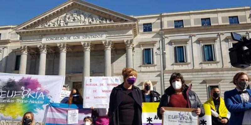 El PSOE bloquea la 'ley Trans' con su abstención en el Congreso El PSOE bloquea la 'ley Trans' con su abstención