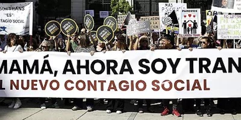 Manifestantes en contra de la Ley Trans - Alberto Di Lolli Polémica servida con la Ley Trans
