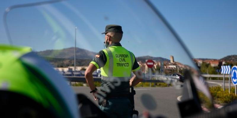 EUROPA PRESS VIA GETTY IMAGES Un agente de la Guardia Civil de Tráfico en un control.