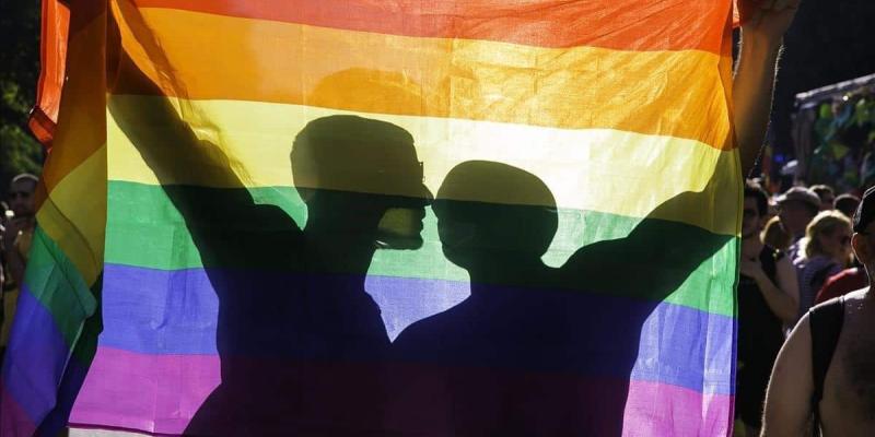 Imagen de una pareja con la bandera del Orgullo/El Periódico España es uno de los países más abiertos en cuanto al colectivo LGTB+