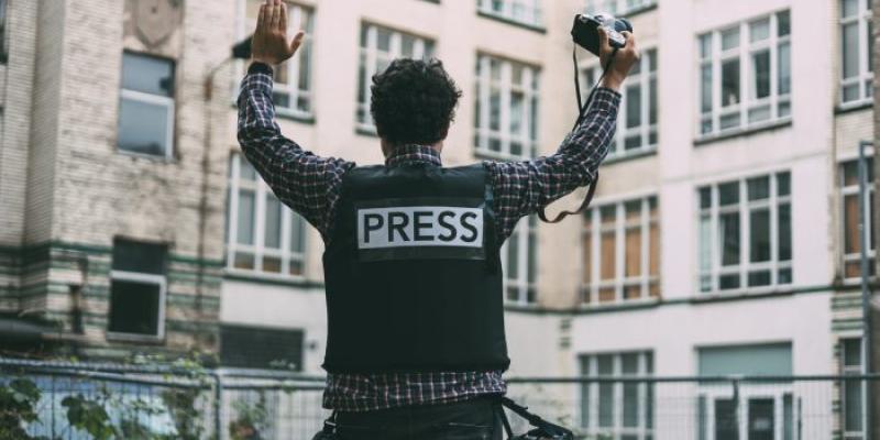 Libertad de prensa - Foto: Envato Elements Periodista con las manos en alto