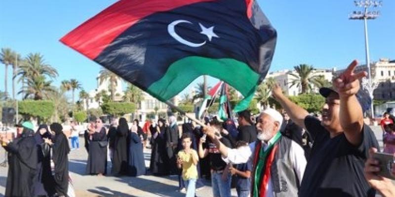 Ciudadanos libios recorren la ciudad con su bandera de forma pacífica