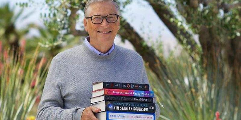 Bill Gates con los libros recomendados