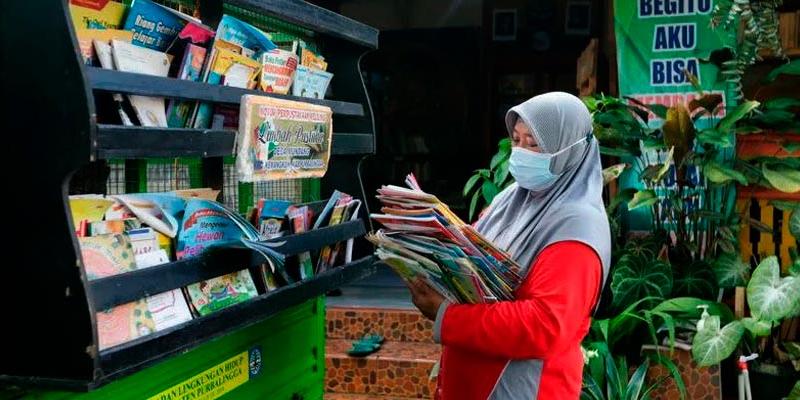 REUTERS/Ajeng Dinar Ulfiana La promotora de esta acción recolecta alrededor de 100 kg de desechos a la semana mientras ayuda a que los pequeños lean libros.