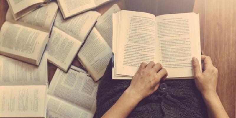 Los libros más leídos en este 2022, ¿cuáles son? / La Tercera Lector con varios libros a su alrededor