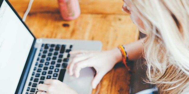 Tramita tu licencia a través de internet - Pixabay Una joven utiliza su ordenador