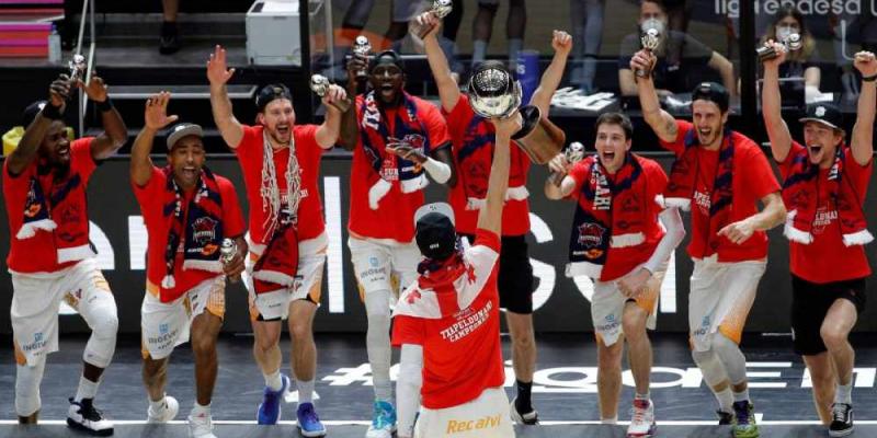 Jugadores de baloncesto / Foto de Manuel Bruque para EFE