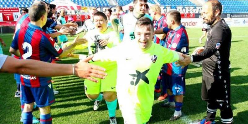 Los jugadores de LaLiga Genuine preparados para el partido -LaLiga Santander Jugadores de LaLiga Genuine en el campo de fútbol